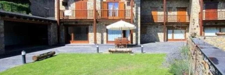 Casa de piedra y madera vistas a montañas y prados