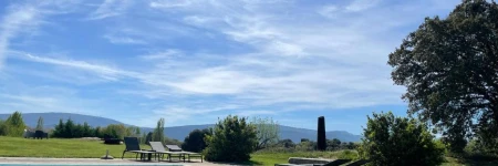 casa rural de un artista en plena naturaleza piscina y parque de esculturas en villarcayo