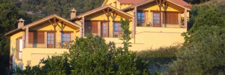 Rural holiday home next to lake in the village Casas del Monte in Extremadura