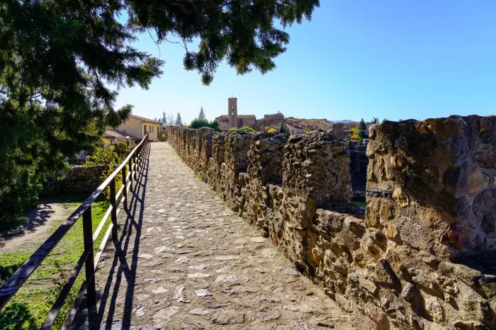 lugares de interes buitrago camina muralla medieval iglesia al fondo