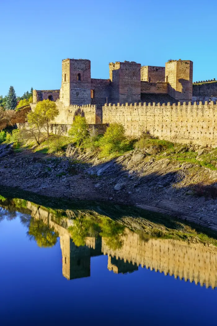 lugares de interes buitrago castillo medieval muralla su reflejo rio que pasa junto
