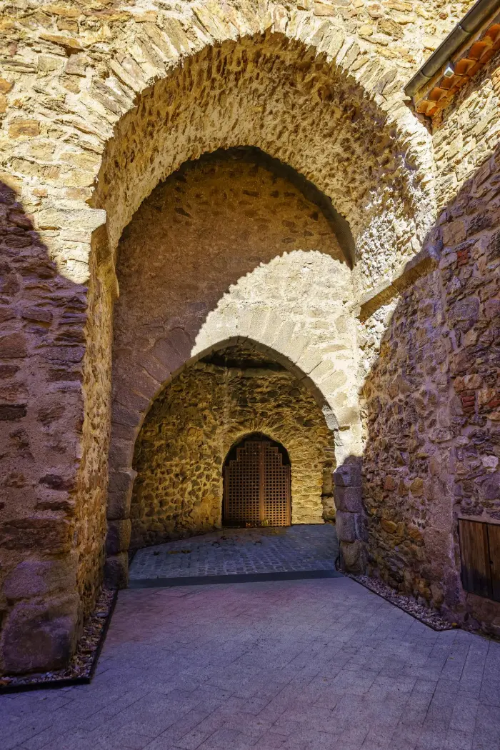 lugares de interes buitrago muro piedra medieval puerta entrada arqueada