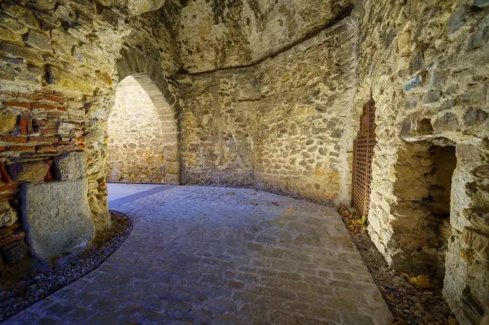 lugares de interes buitrago pasaje interior muralla medieval piedra ciudad
