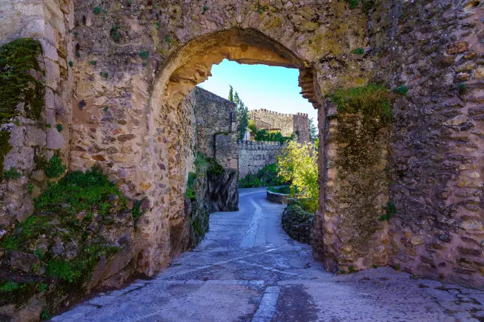 lugares de interes buitrago puerta arqueada muralla perimetral ciudad medieval