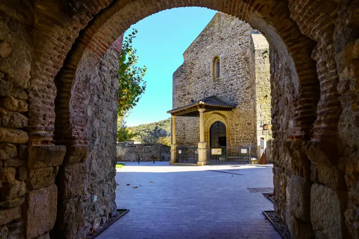lugares de interes buitrago vista iglesia medieval puerta muralla arqueada